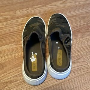 Nine West Camo mules/slide on 6.5